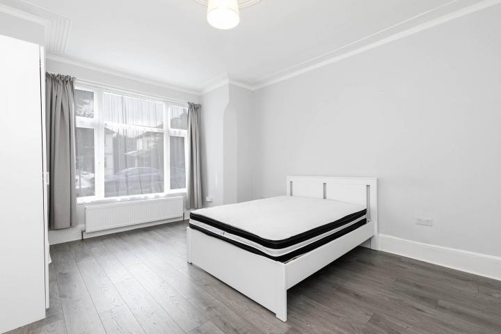 			5 Bedroom, 1 bath, 1 reception House			 Burnley Road, DOLLIS HILL